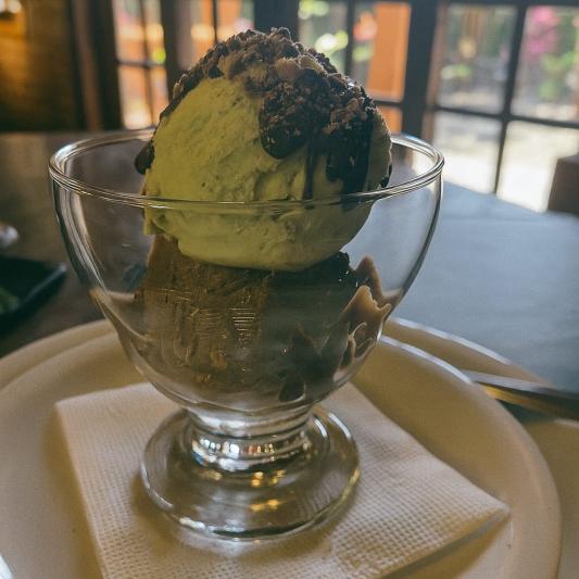 Sorvete (Duplo) de Artesanal de Baunilha ou Pistache ou Café Trufado com Calda