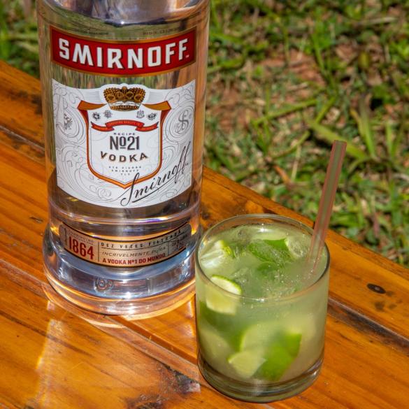 Caipiroska de Limão (vodka smirnoff)