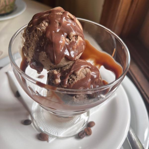 Sorvete (Duplo) de Artesanal de Baunilha ou Pistache ou Café Trufado com Calda