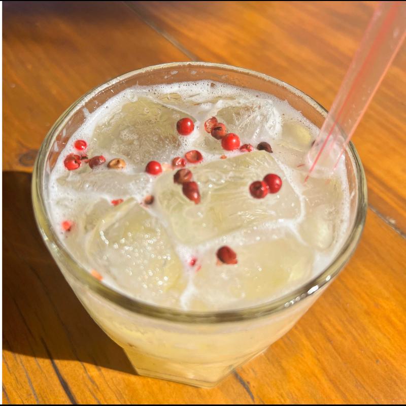 Caipiroska de Abacaxi com pimenta rosa (vodka absolut)