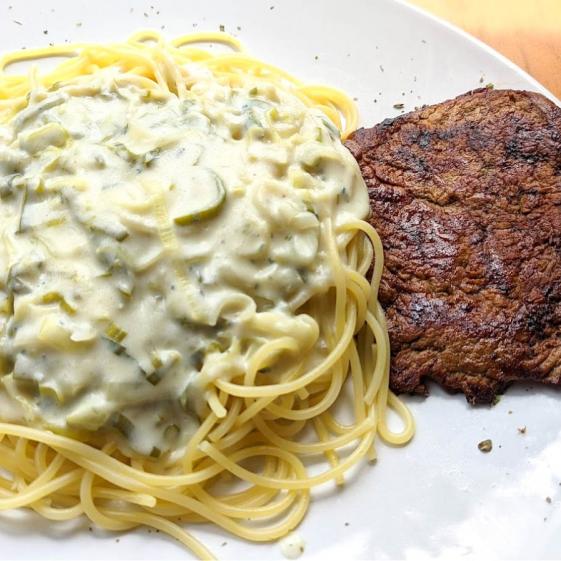 Espaguete Escalope ao Molho Branco com Alho Poro (individual)